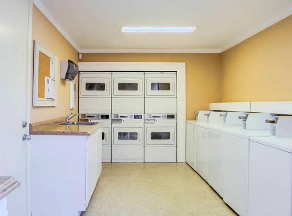 $2,445 / 1br - Upscale Nearby Dining & Shops, AC & Fans + One Bedroom (UTC)64037218463746122