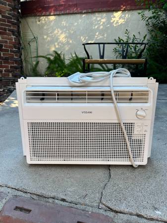 window air conditioner (excellent condition, only one year old) 1