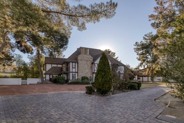 999.000 $ / 6 hab - 4260 pies² - Fantástica mansión inglesa estilo Tudor de 6 dormitorios en una propiedad de media acre con PISCINA (Este - Flamingo)63348335102979121