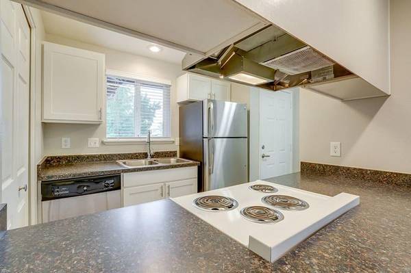 $1,940 / 3br - 1157ft2 - Large Closets, Patio/Balcony, Refrigerator, Dishwasher (Canby)64038885382018123