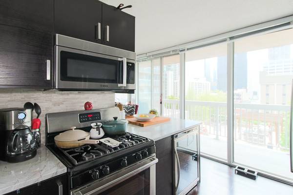 $3,700 / 2br - 1314ft2 - Amplio condominio de más de 1400 pies cuadrados con lavadora/secadora, balcón, piscina, cancha de baloncesto y parque para perros (River north/grand and state)63781303070595122