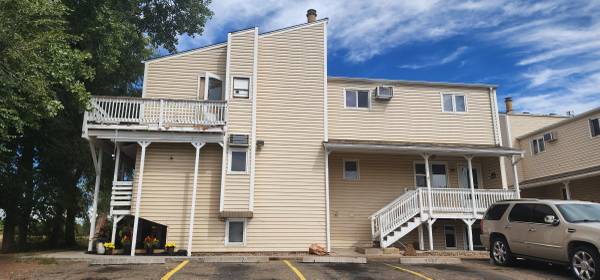 $2,295 / 3br - 1392ft2 - Three Bedroom Unit with Easy Access to the City (Lakewood)63973505778050120