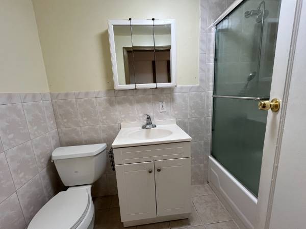 $2,700 / 2br - 2BR Ground Fl Unit, Remodeled Kitchen/Bath, Bamboo Floors (USF / panhandle)63994099318530123