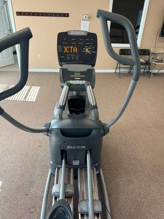 Octane elliptical. Works fine 1