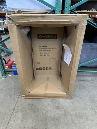 Swiss Madison Voltaire 48" Three Wall Bathtub 1