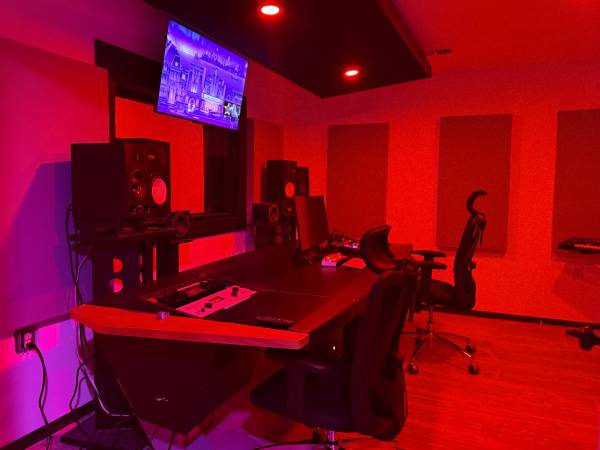 $100 / 400ft2 - BARBER STATION  $100 per WEEK63964262768770123
