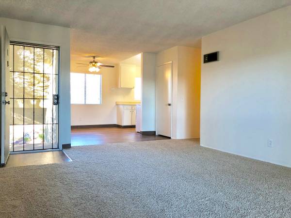 $1,715 / 1br - ¡Summit Creek! 1x1 en el piso de arriba! Piscina, parrilla y lavandería en el lugar! (Lakeside)63663854003971121