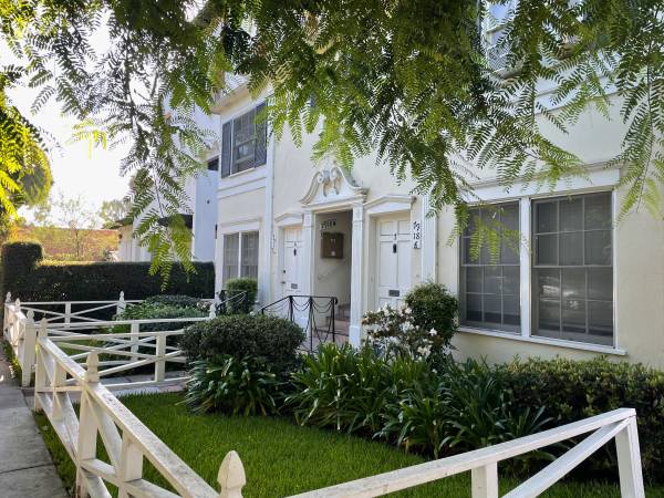 Charm extra large studio feels like 1BR/huge eat-in kitchen HURRY! 1