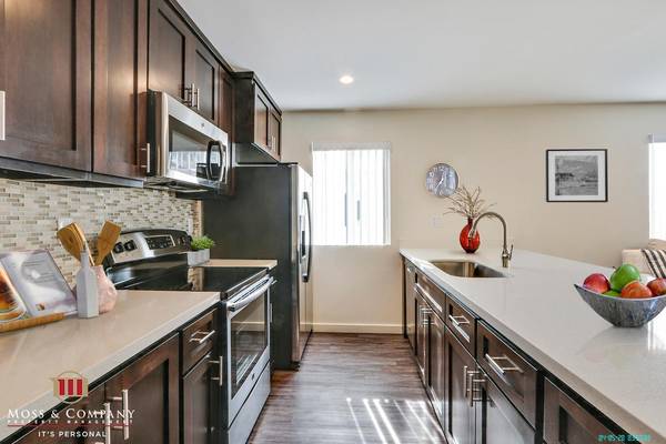 $2,395 / 2br - 1000ft2 - 2+1 in Van Nuys || Wood Style Floors || SS Appliances || W/D in Unit (Van Nuys 91411)63840114611329122