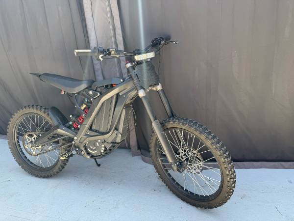 Surron light bee almost new woth battery and charger 1