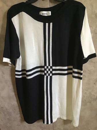 Women’s fashion sweater Size L 1