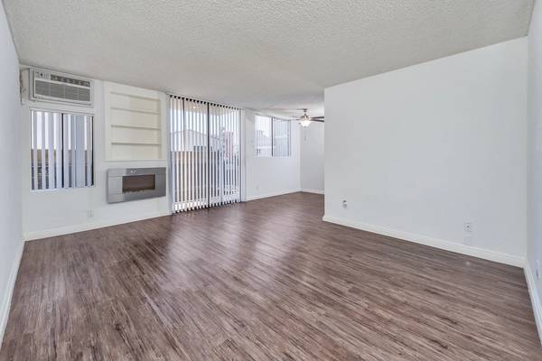 Beautiful Studio Layout, Tons of Light. Call for a Tour! 1