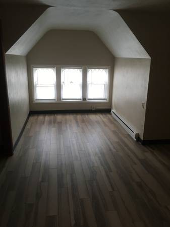 $650 / 1br - 800ft2 - Dúplex grande y espacioso en alquiler! (1569 #4) (1569 1st Ave. SE #4)63863567403139123
