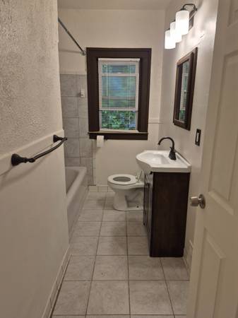 $1,000 / 3br - 1200ft2 - Rare find a Spacious lower flat on the East Side of Detroit (East Side of Detroit)64018941746435123