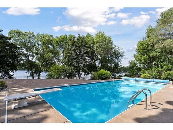 $1,050,000 / 4br - 5046ft2 - New Listing in Coon Rapids, MN (Coon Rapids)64003959016577121