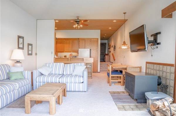 $1,300 / 1br - 806ft2 - CHELAN SHORES CONDO. Unobstructed view from this front row beachfront (Chelan)63886983382913121