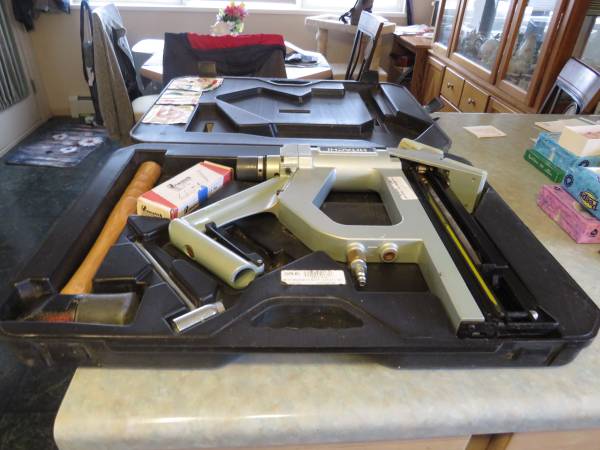 HITACHI PHNEUMATIC HARDWOOD FLOOR NAILER KIT 1