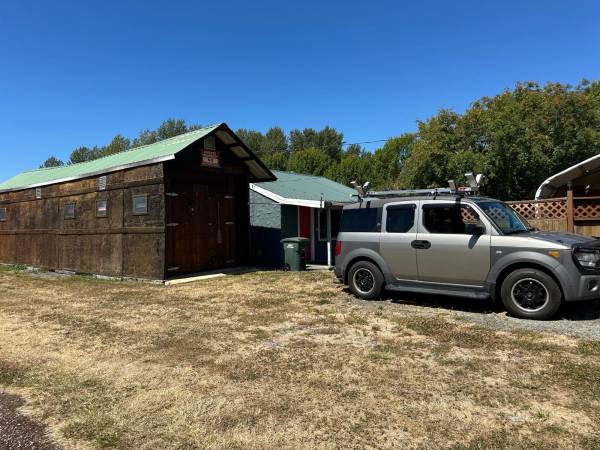 Home for sale on valuable light industrial property - $525,000 (Bellingam 3011 bennett drive)634358743971851217