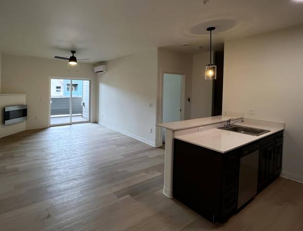 $1,695 / 2br - AMPLIO INTERIOR DE ALTA GAMA - Gimnasio en el lugar + Actualizado y admitido para mascotas (Salem - Center Street)63660444320513123