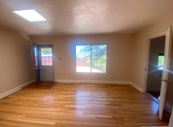 $2,700 / 2br - 1400ft2 - Encantadora casa de 2 habitaciones con patio cerrado y actualizaciones modernas (Santa Fe)63659833196547123