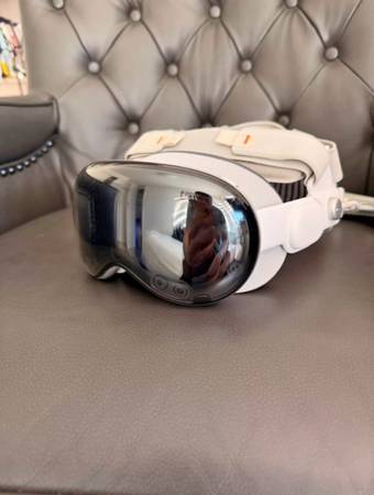 Apple Vision Pro 2025 with Apple Care+ 1