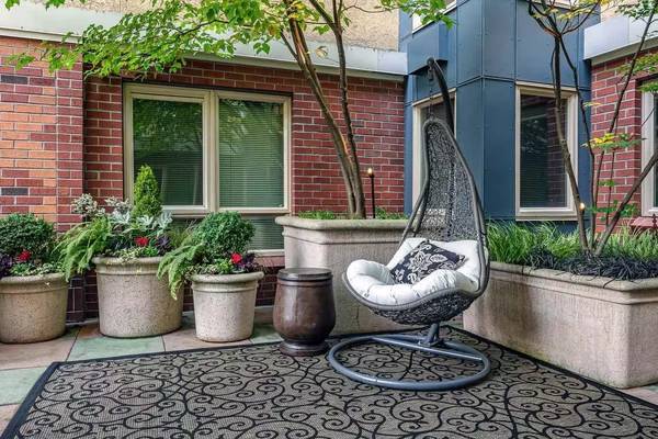 $3,188 / 2br - 969ft2 - Simply beautiful 2 bed / 2 bath in prime Seattle neighborhood (Seattle - Close to Space Needle)63910195785986123