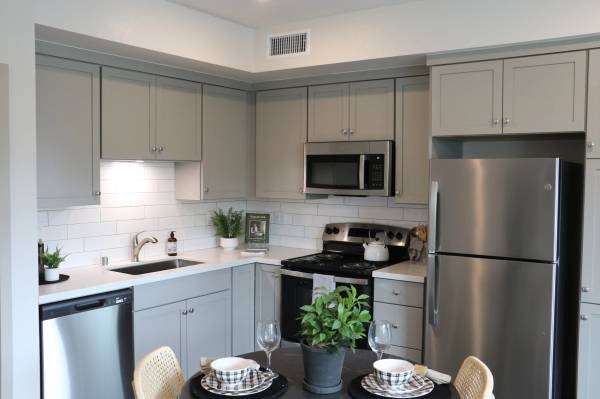$2,947 / 2br - 911ft2 - Quartz Counter Tops, Stainless Steel Appliances, On-Site Maintenance (3065 Village at the Park Dr, Camarillo, CA)63981243598210121