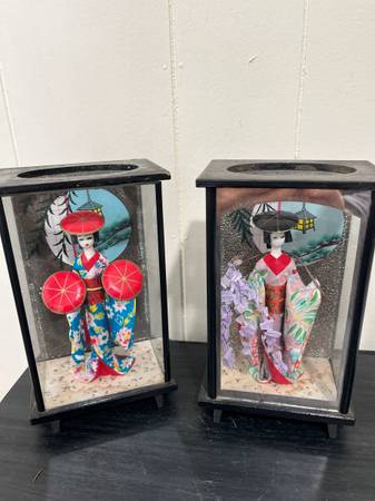 A pair of vintage Japanese geisha dolls in glass display case 1