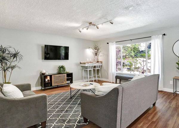 $1,595 / 2br - Visitor Parking and Energy Efficient Windows in our Retro Two Bed Unit (Milwaukie Heights)63867269187329121