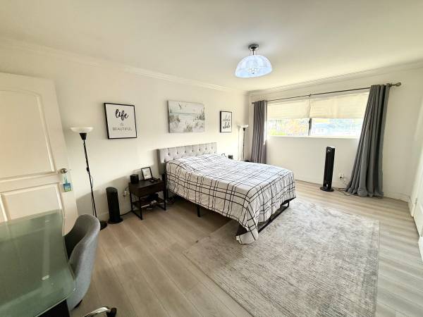 LUXURY MASTER BEDROOM/PRIVATE BATHROOM AVAILABLE NOW! 1