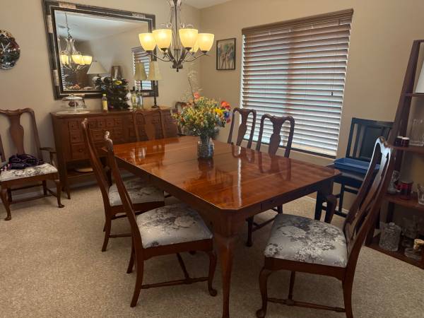 Elegant dining room table/8 chairs 1