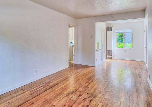 $1,350 / 1br - MUDARSE - AHORRA $300 en ALQUILER - Entrada por puerta delantera y trasera, espacio de almacenamiento (Distrito Hawthorne)63831250685443123