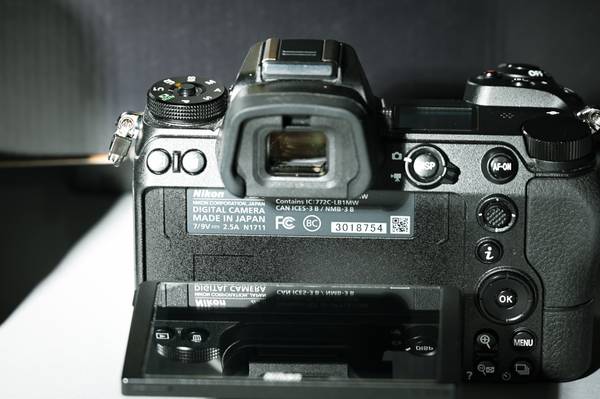 MINT Nikon Z6 Kit w/ NIKKOR Z 24-70mm f/4 S Lens - photo/video