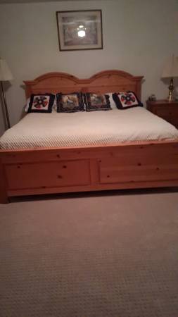 King size Broyhill Bed 1