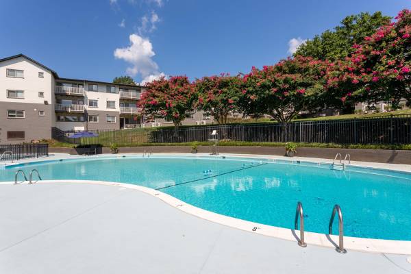 $2,270 / 2br - 915ft2 - Two Play Areas, Guest Parking, 2 Bed (4820 Kenmore Avenue, Alexandria, VA)64040363952769120