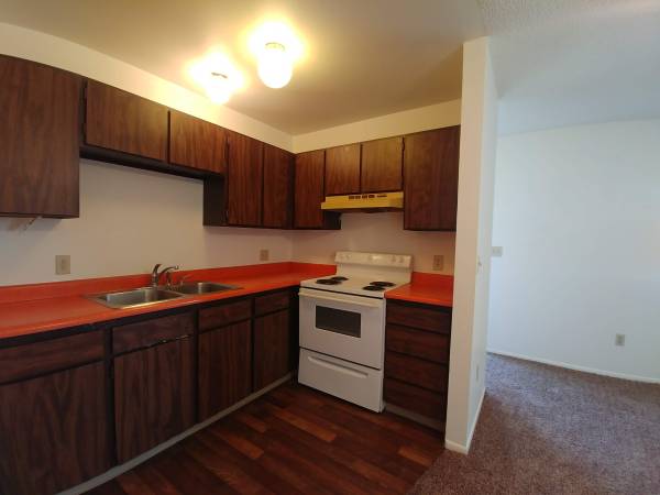 $1,195 / 1br - Upper level apartment in Tudor style apartment complex (Missoula)63656974943745123