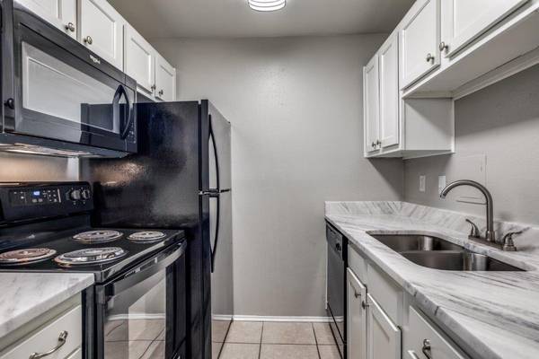 $1,050 / 1br - 742ft2 - Washer and Dryer Connections, Hardwood Floors, 1B/1B (2804 Belt Line Road, Garland, TX)63796578500995120