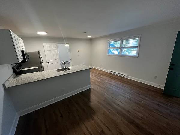 $1,100 / 1br - 500ft2 - COMPLETELY UN-FURNISHED! updated one-bedroom apartment (1523 Gardenia Rd)64015948216577123