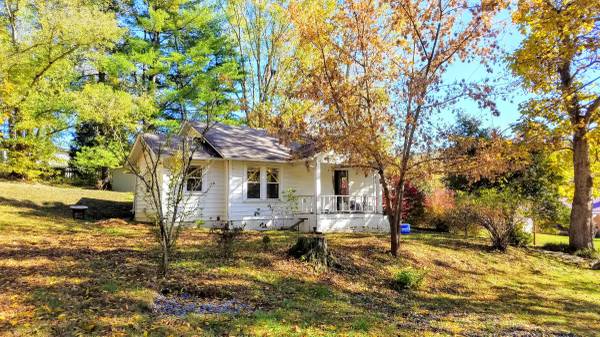Available May 25-31 - Private Asheville Vacation Cottage Hot Tub 1