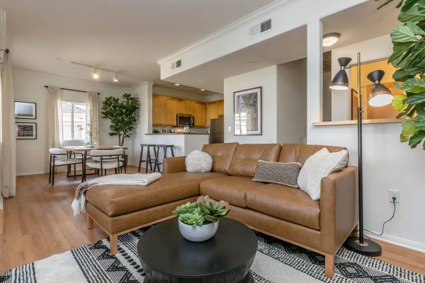 $2,499 / 2br - 1056ft2 - Hojas de Otoño y Llaves Nuevas 🍂 – Alquile su adosado hoy (17621 W. Pauline Ct., Los Ángeles, CA)63876481756675123