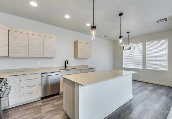 $2,485 / 3br - 1515ft2 - Spacious Townhome with Attached 2-Car Garage! Available NOW! (Eagle)63794945822081124