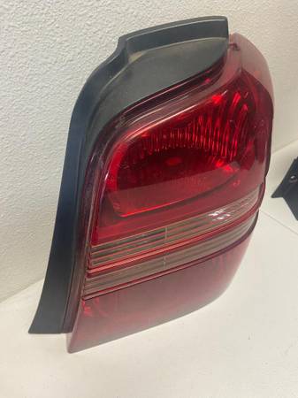 2001-2003 Toyota Highlander RH tail light 1