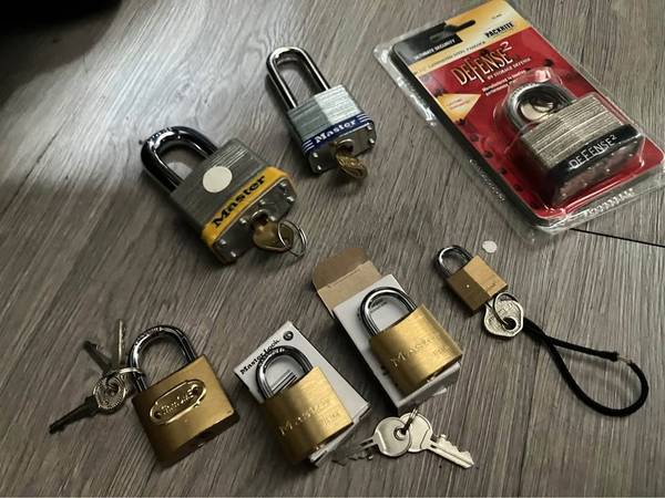 7 padlocks with keys 1