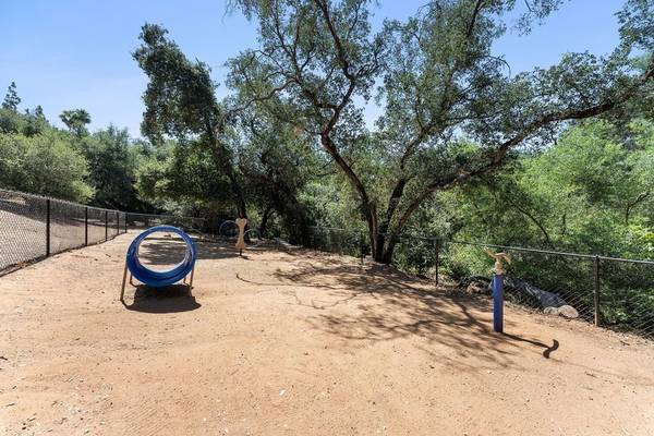 $2,305 / 2br - 950ft2 - Centro de Fitness 24 Hr, Acabados de Lujo Negro y Acero Inoxidable, Admite Mascotas (1539 Tavern Road, Alpine, CA)63841343861505124