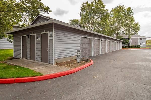 $1,695 / 2br - 995ft2 - Sparkling Swimming Pool, Pet Friendly, Breakfast Bar (Portland)63672512321539124