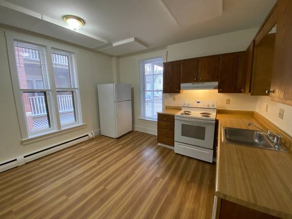 $1,409 / 1br - 445ft2 - Cozy and Quiet  1 Bedroom Apartment W/ A/C Included!! (616 Union Street , Manchester NH)63931520932098124