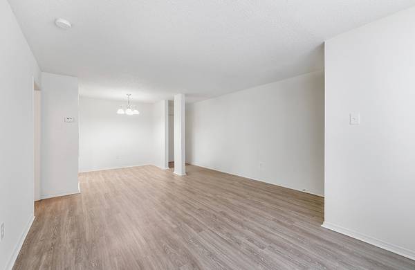 $1,240 / 1br - 722ft2 - Full Upgrade Available 1 Bedroom!! Vinyl Flooring! (Williams Blvd.)63792041908225121