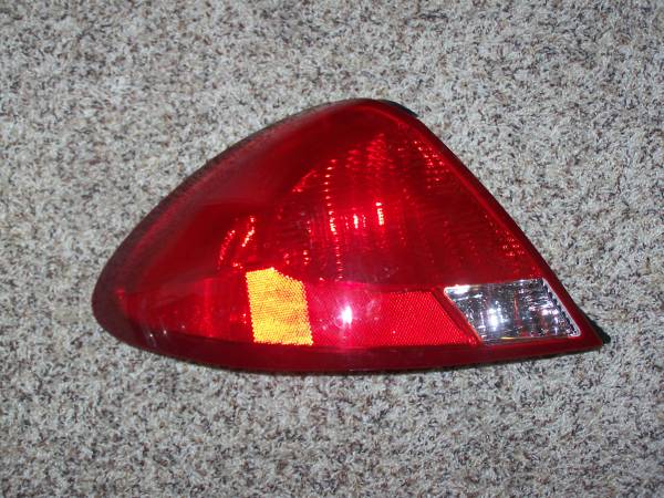 2000-2003 Ford Taurus Left/Driver's Side Tail Light 1