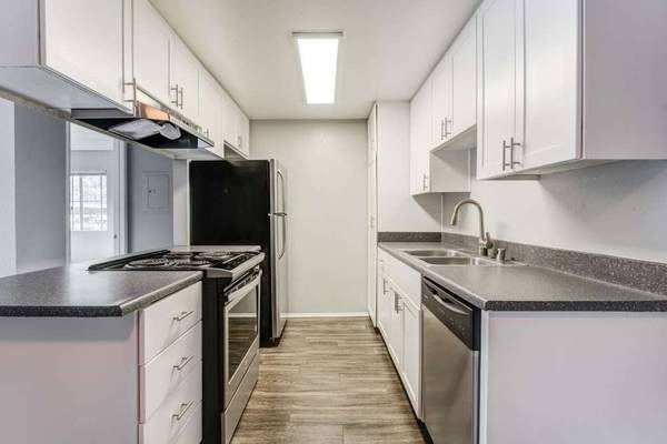 $2,870 / 2br - 900ft2 - Balcón o Patio Privado, Pintura de Dos Tonos, 2 Dormitorios (440 E H St, Chula Vista, CA)63865702773377121