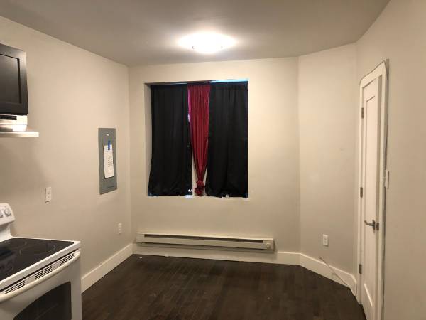 Studio Apartment-*LAUNDRY IN BUILDING!* 1